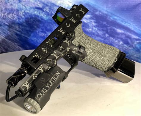 pistola louis vuitton